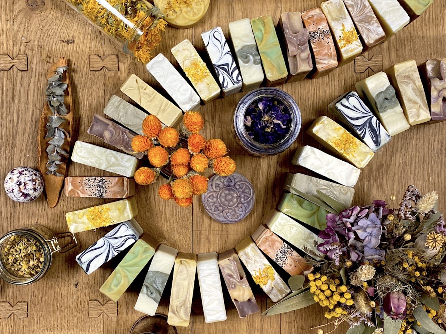 Présentation élégante des savons, sérums et baumes de la gamme Whenua