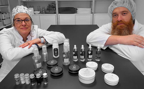 Cédric et Céline travaillant ensemble dans leur laboratoire artisanal ardennais