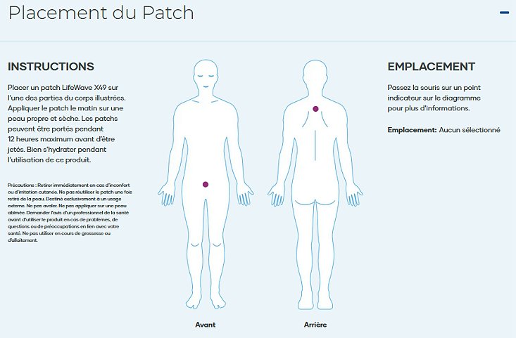 Mains posant délicatement un patch Lifewave sur la nuque ou sous le nombril, illustrant la simplicité de la pose et l'importance de l'hydratation.